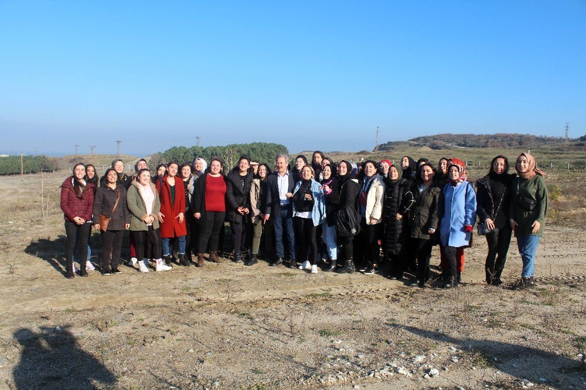 Öğrenciler gelecek için 500 fidanı toprakla buluşturdu
