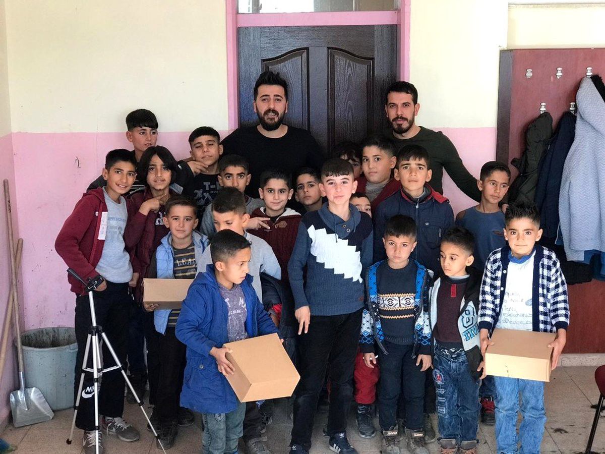 Öğrencileri tıraş edip bot hediye etti