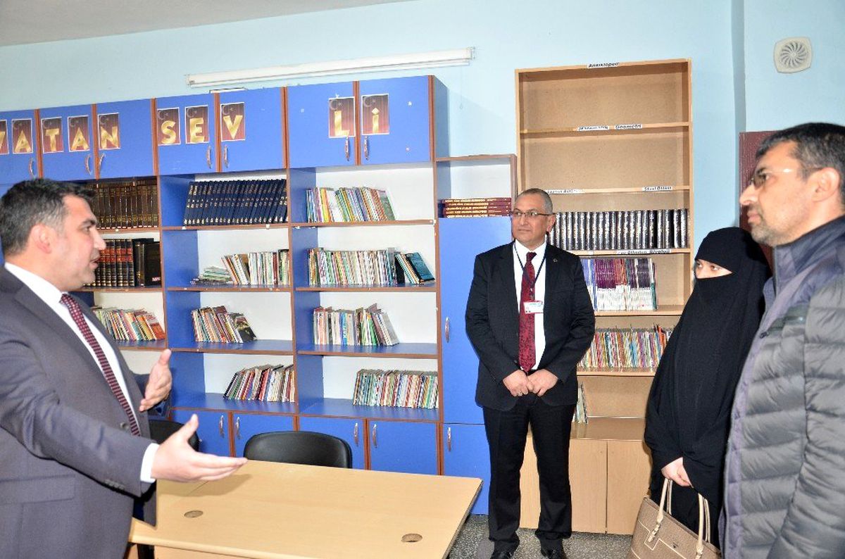 Okula kitap bağışladı, yargılanmaktan kurtuldu