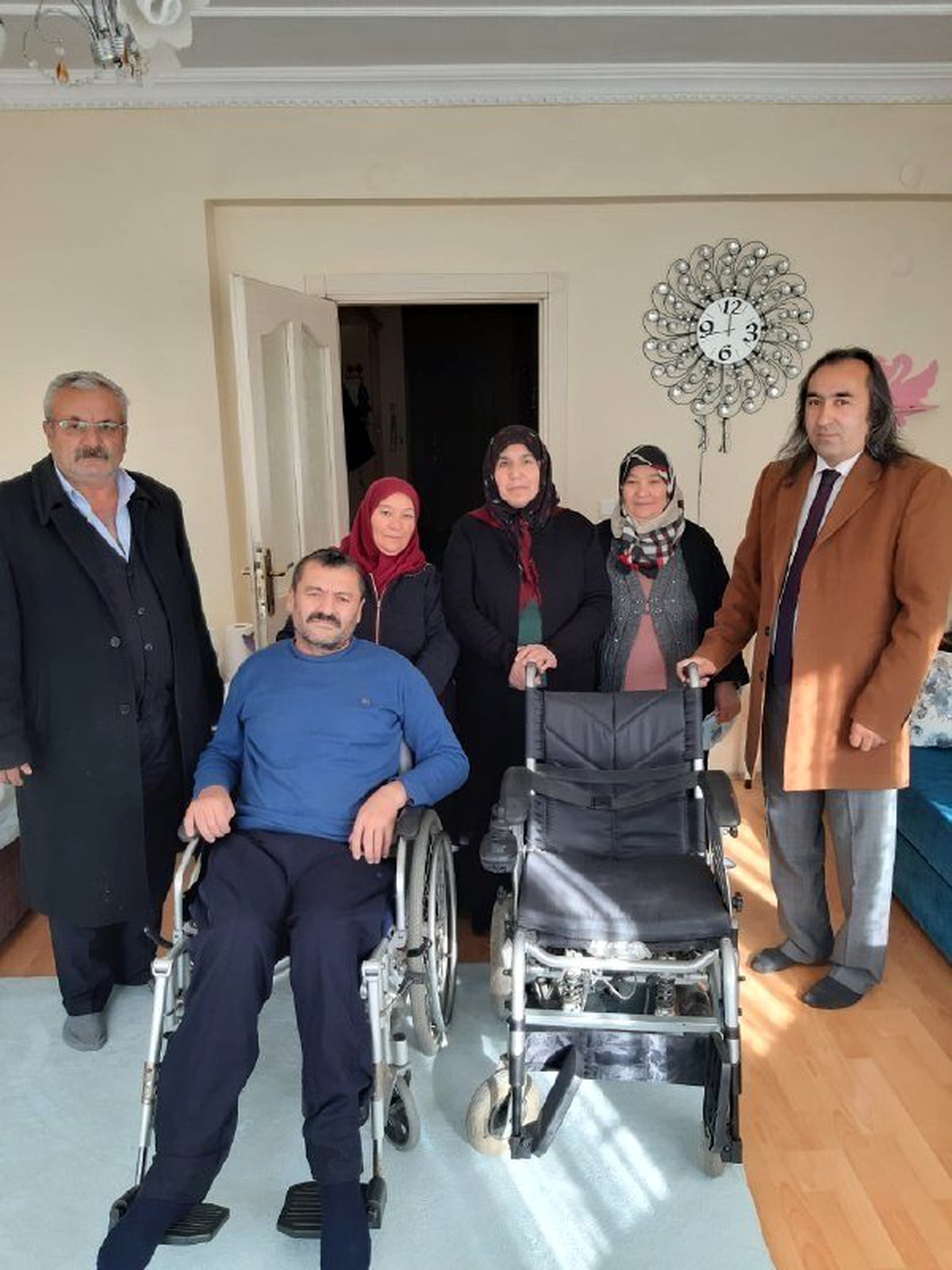 Ölen babasının akülü sandalyesini bağışladı