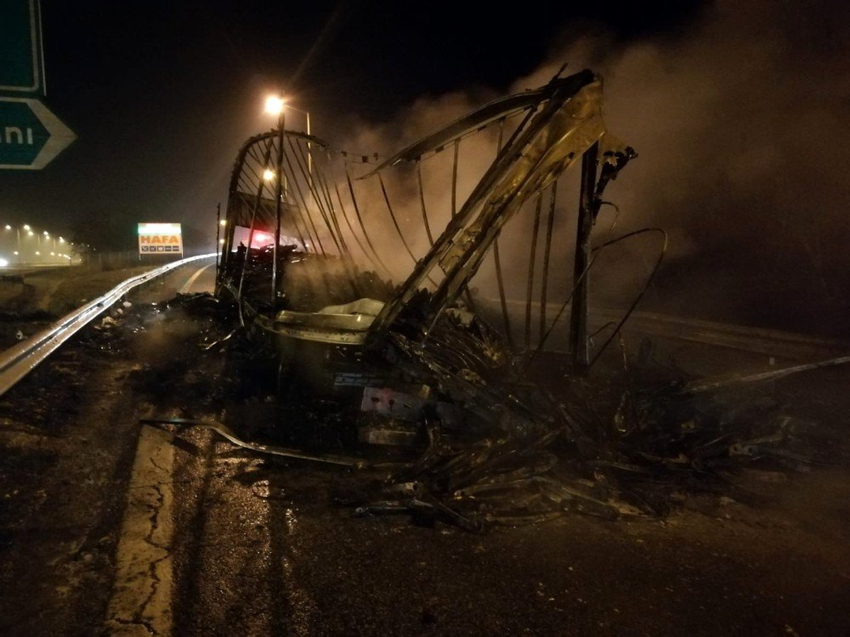 Otobanda korku dolu anlar: Tır cayır cayır yandı