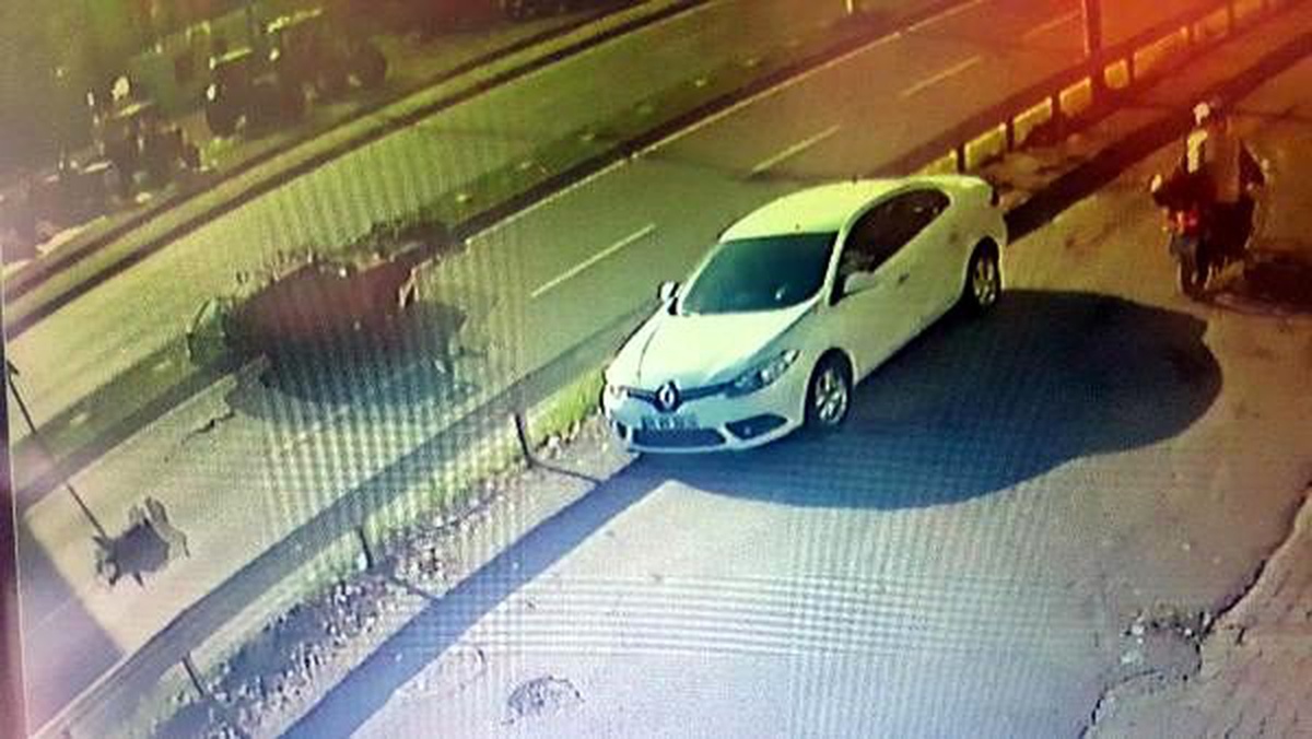 Otomobil yolun karşısına geçmeye çalışan 2 kadına çarptı