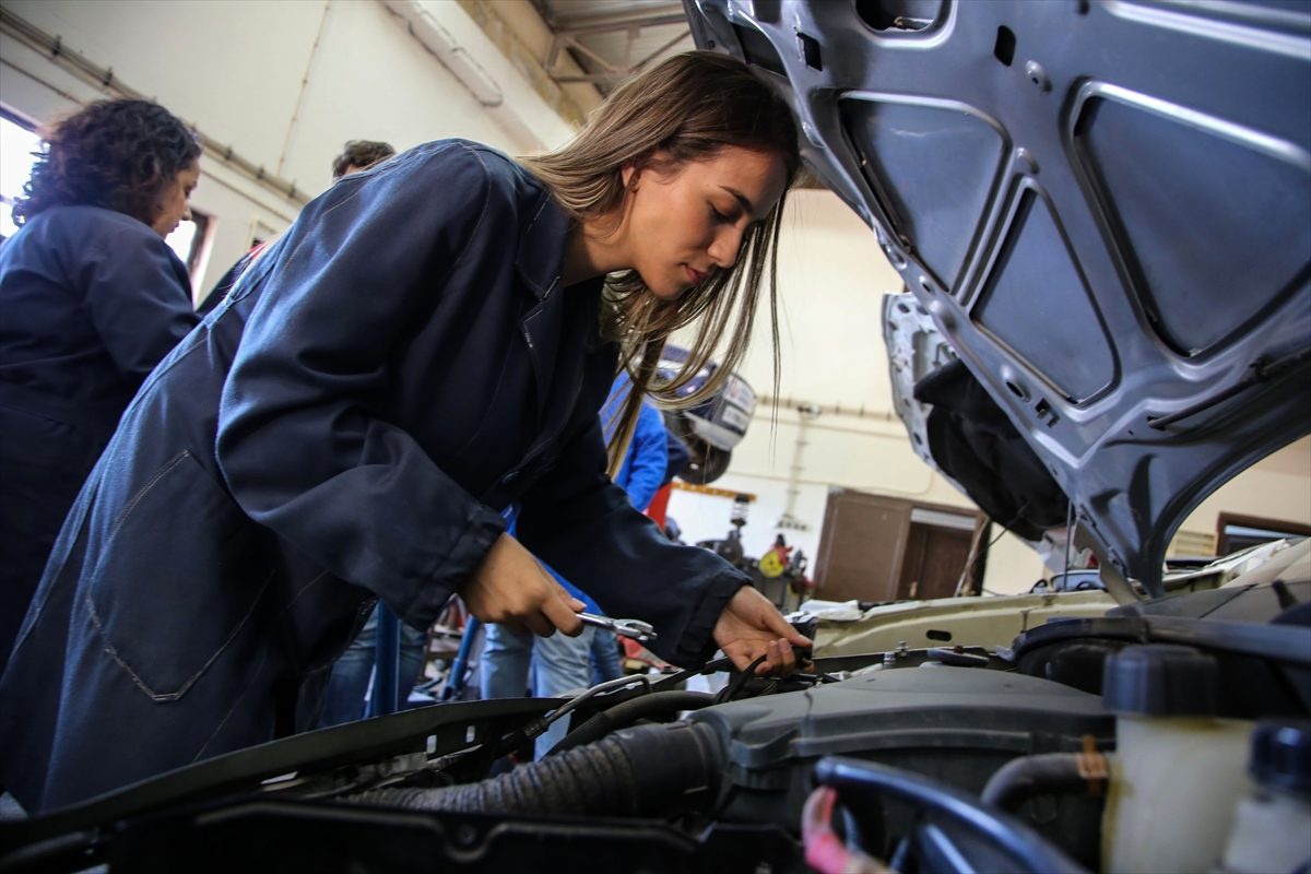 Otomobilin "kadın ustaları" olabilmek için ter döküyorlar