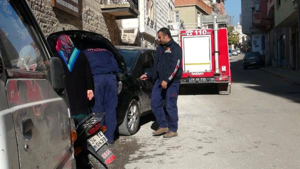 Otomobilin motoruna sıkışan kediyi itfaiye kurtardı
