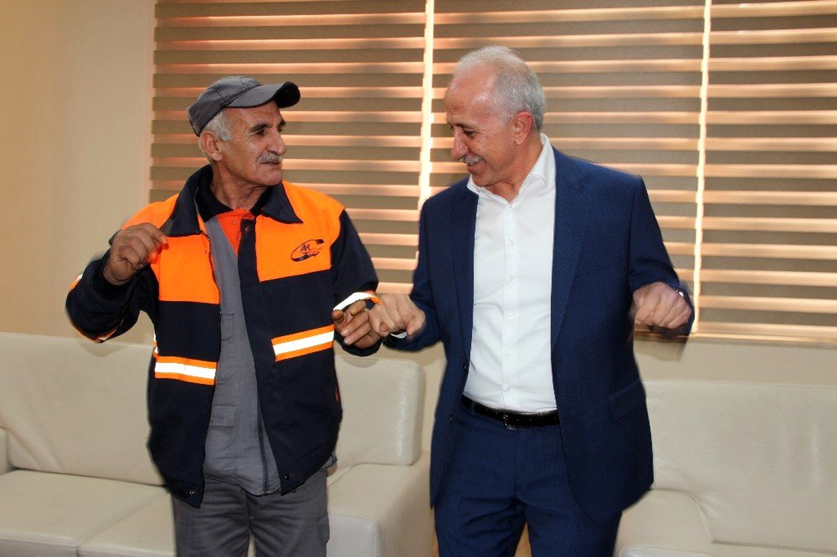 Oynayarak sokak süpüren işçiye Başkan Gültak\'tan bir maaş ikramiye
