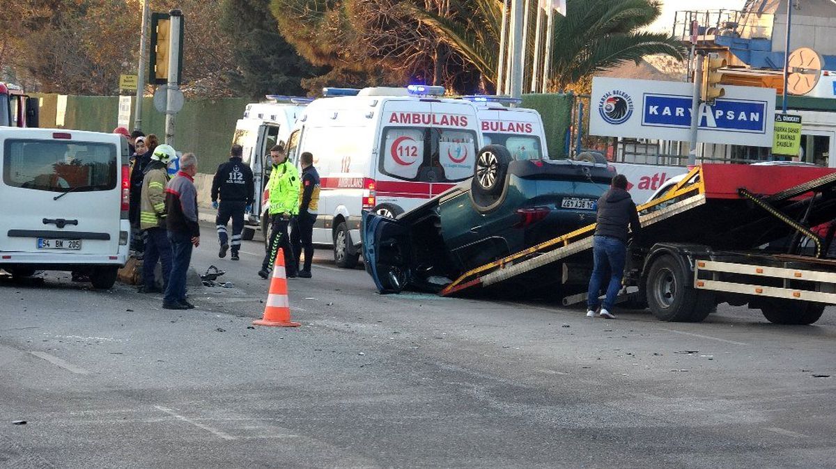 (Özel) Engelli çocukları taşıyan servis minibüsü ile otomobil çarpıştı: 5 yaralı