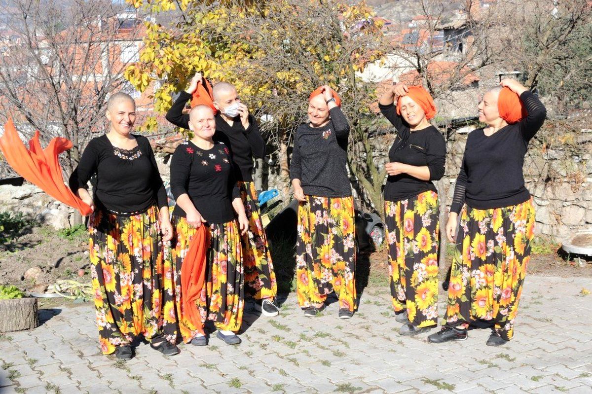 (Özel) Köylü kadınlar, kanserle savaşan arkadaşlarına destek için saçlarını kazıttı