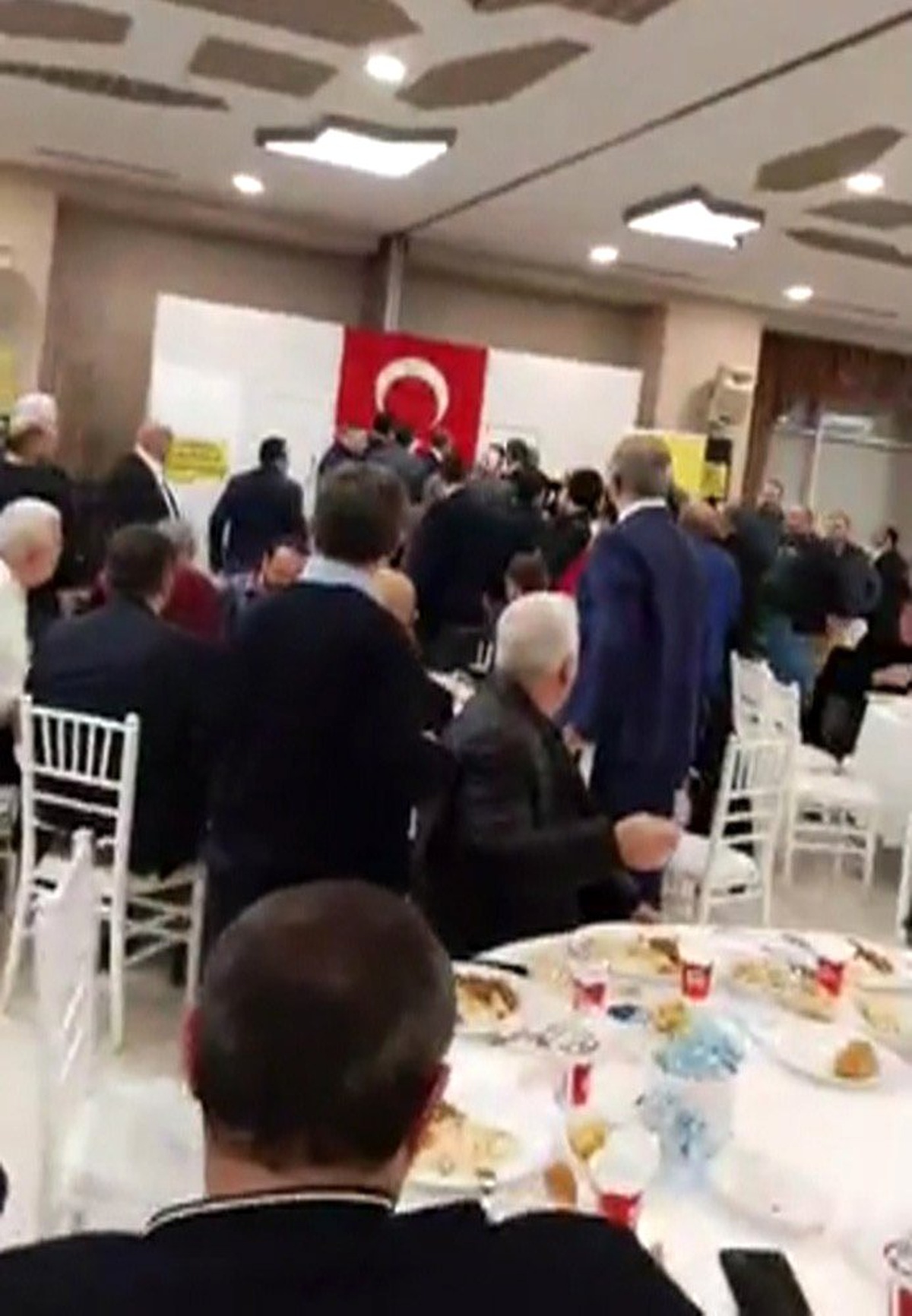 (Özel) Taksiciler bu kez toplantıda birbirlerine girdiler