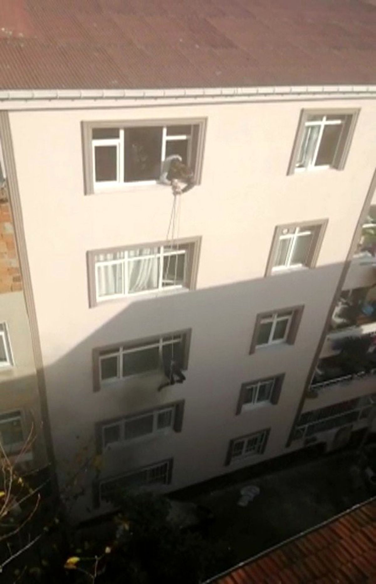 (Özel) Yangında mahsur kalan hamile kadın, ip yardımıyla kurtarıldı