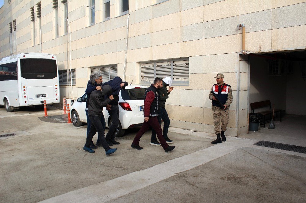 Polisin "Şok" uygulamasından kaçarken uyuşturucu atan 3 şüpheli yakalandı