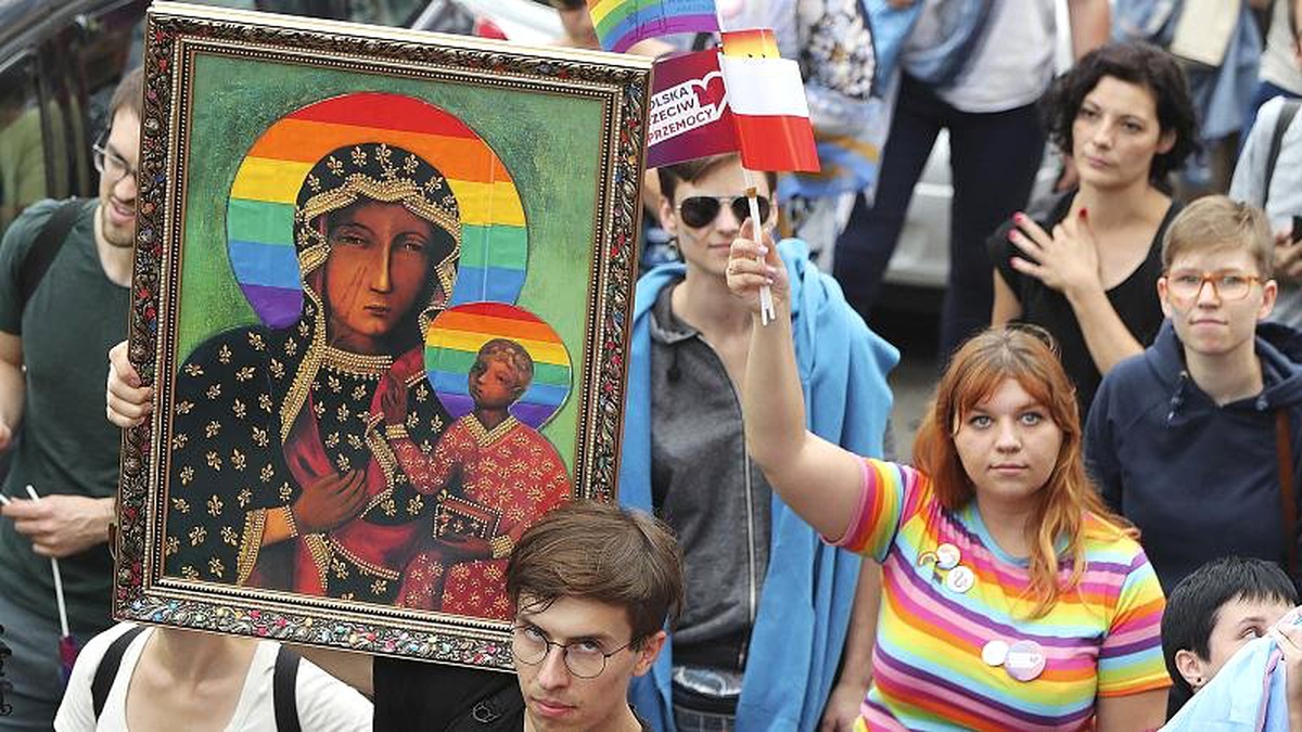 Polonya\'da 80\'den fazla belediyenin \'LGBTİ\'siz alan\' uygulamasına AP\'den kınama