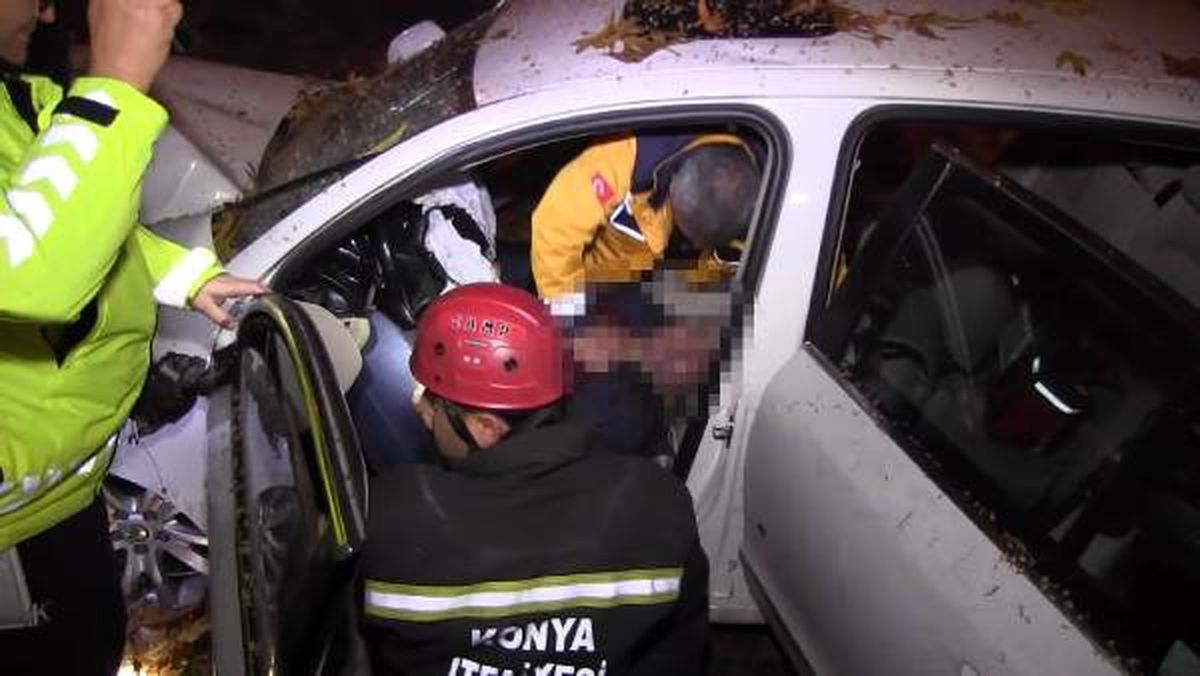 Refüjdeki ağaca çarpan otomobilin sürücüsü öldü