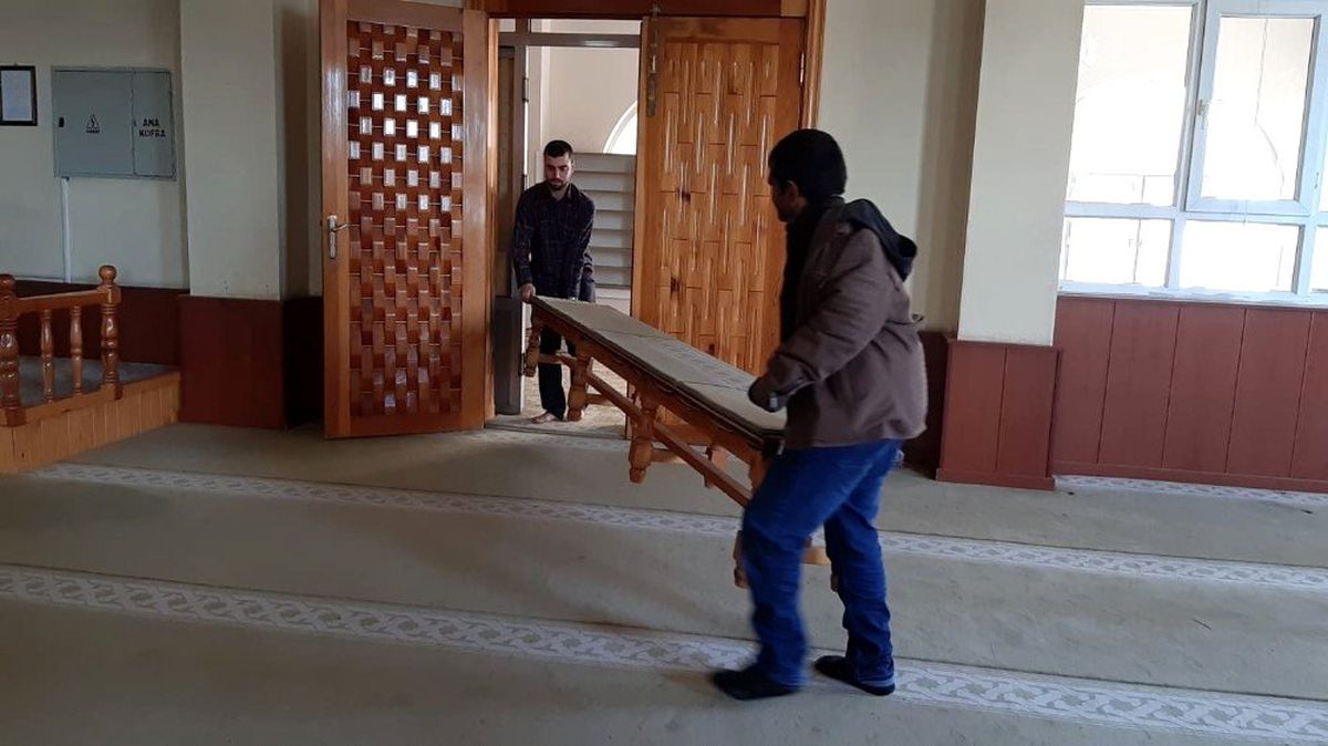 Şanlıurfa\'daki camilerde tabure ve sandalyeler kaldırılıyor