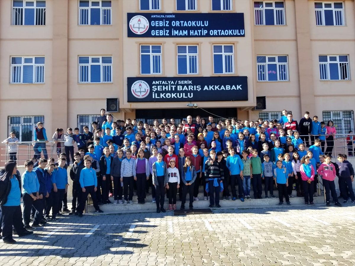 Serik\'te jandarmadan öğrenci ve öğretmenlere trafik semineri