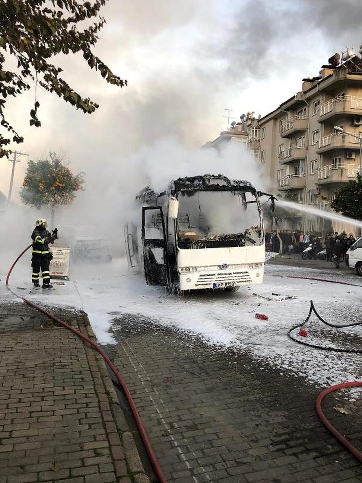 Servis otobüsü alev alev yandı