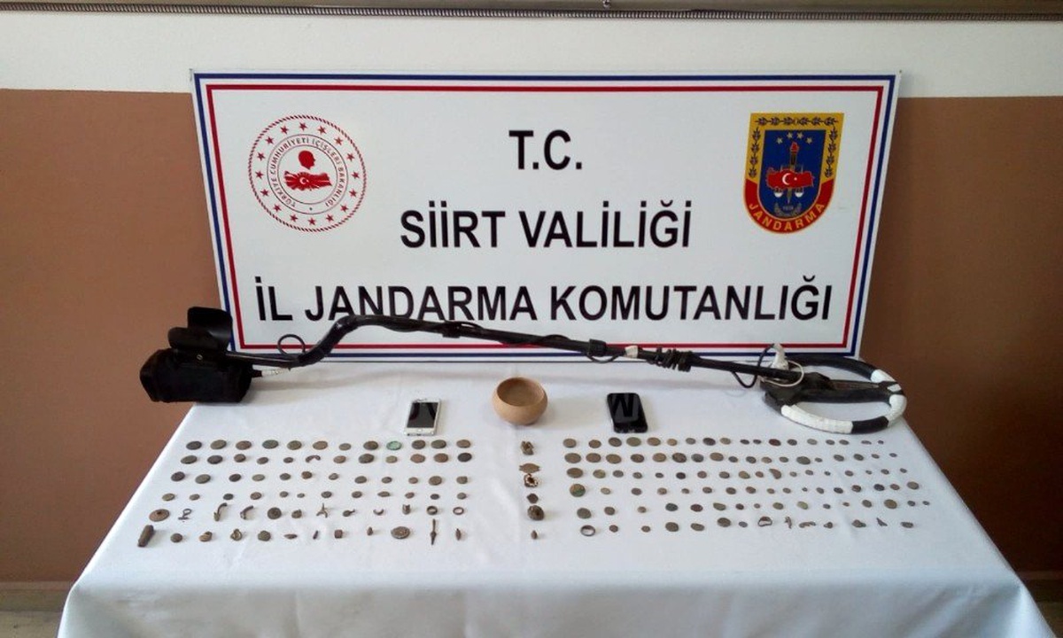 Siirt\'te 143 sikke ve tarihi objeler ele geçirildi