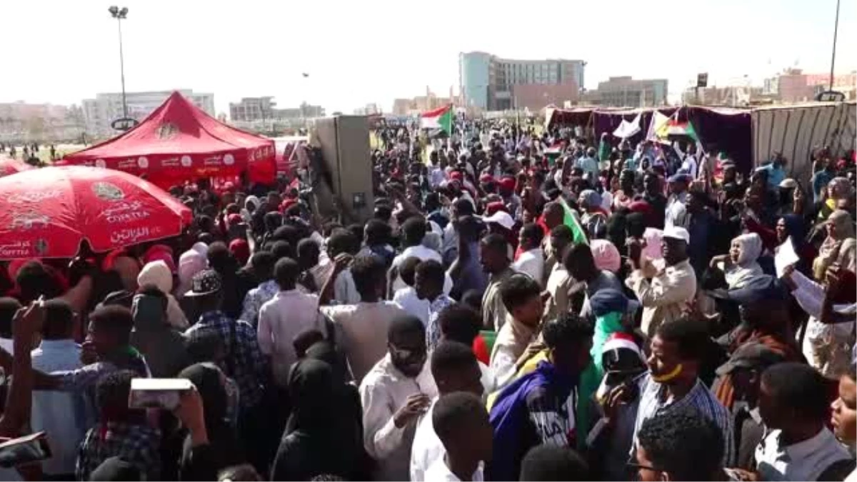 Sudanlılar "Aralık Devrimi"nin birinci yılında sokakları doldurdu