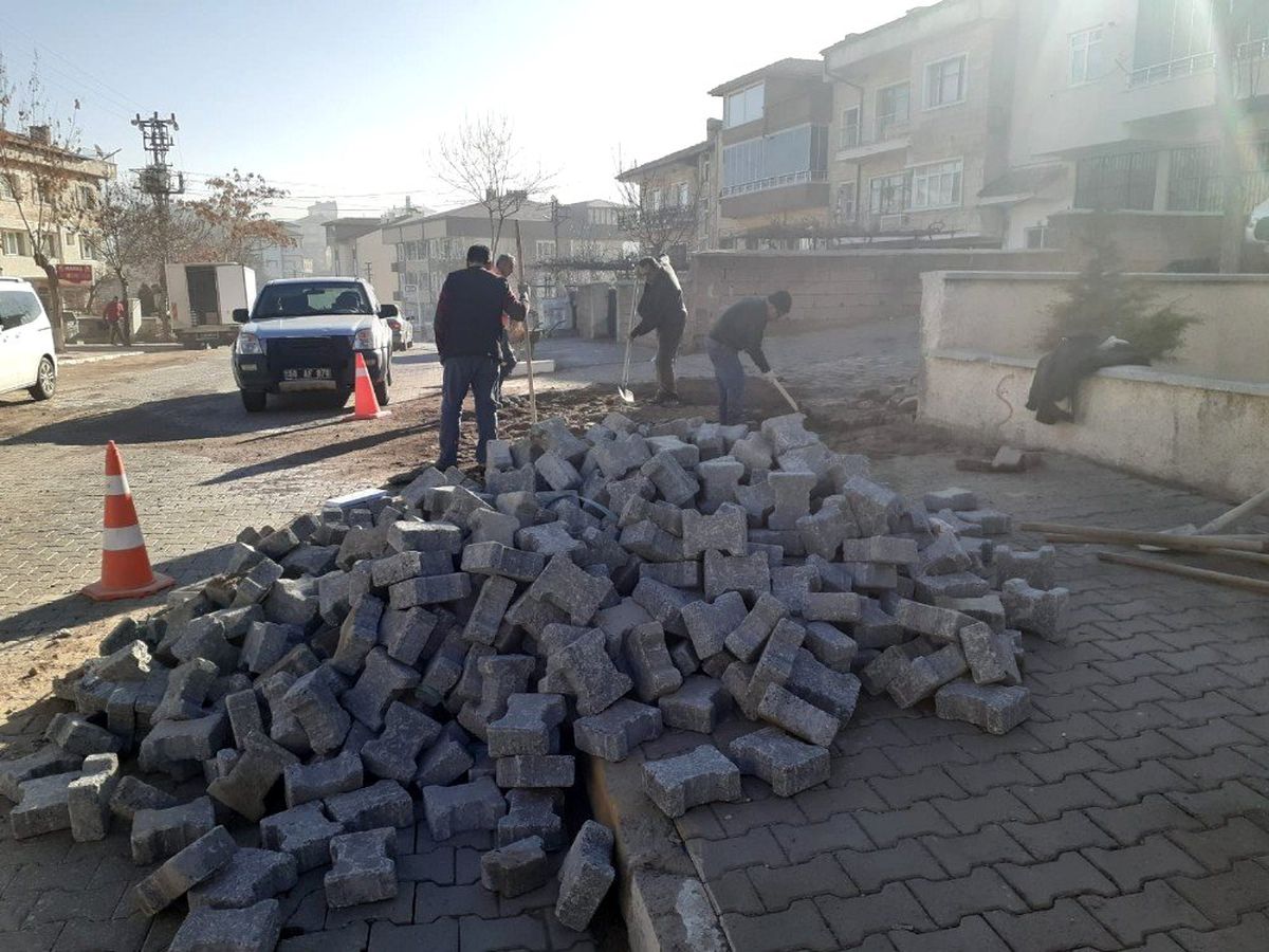 Sümer Mahallesinde bozuk yollar onarılıyor