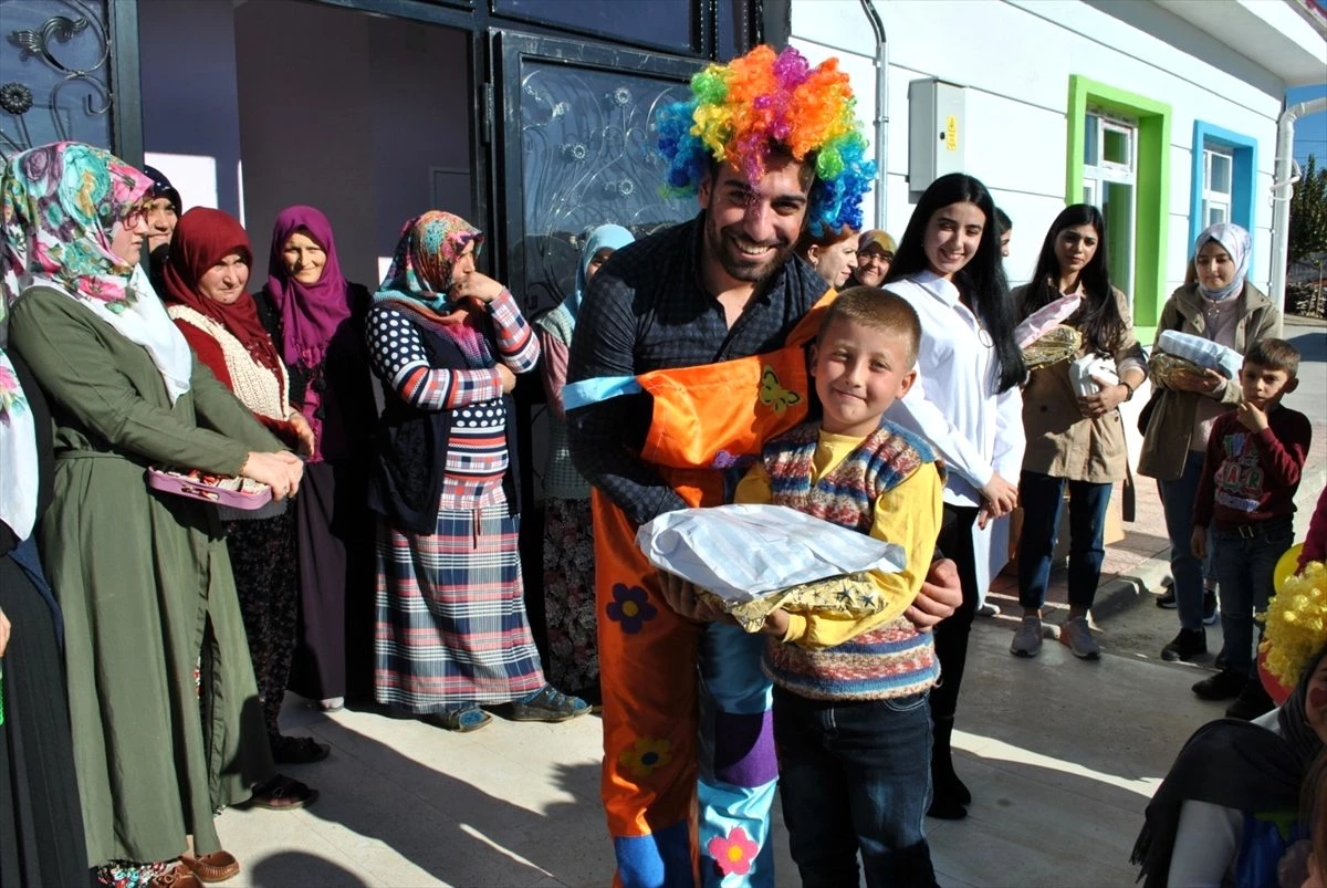 Üniversite öğrencilerinden köy okulundaki öğrencilere hediye