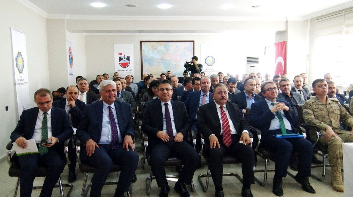 Vali Güzeloğlu, Silvan\'da muhtar ve vatandaşlarla bir araya geldi
