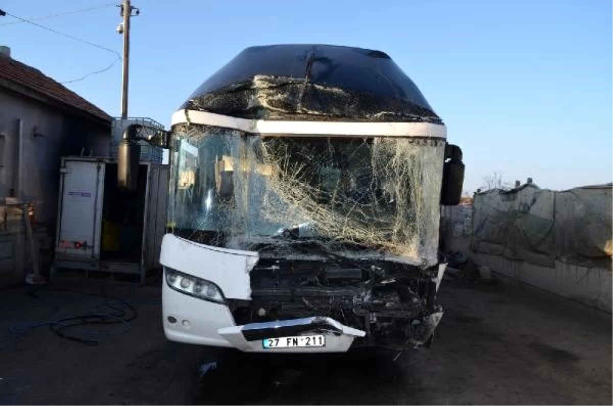 Yolcu otobüsü, TIR\'a çarptı: 4 yaralı