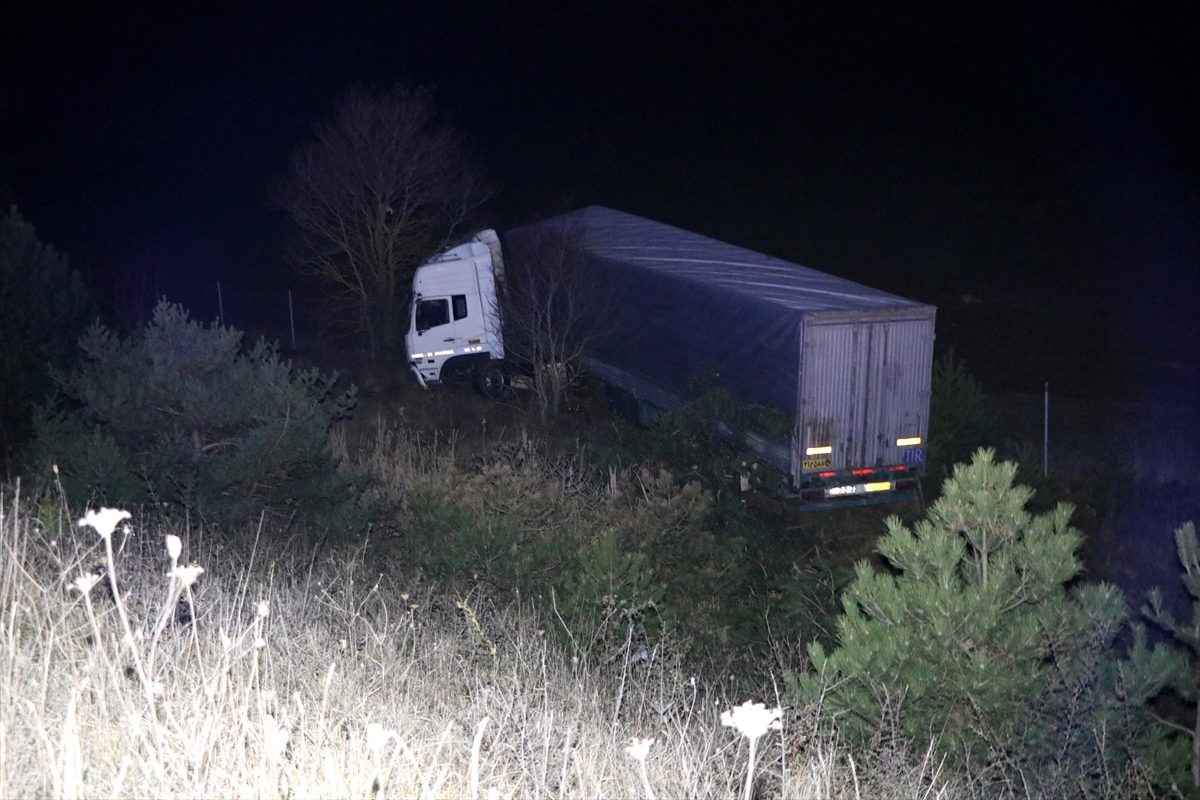 Yoldan çıkan tır 15 metrelik şarampole sürüklendi