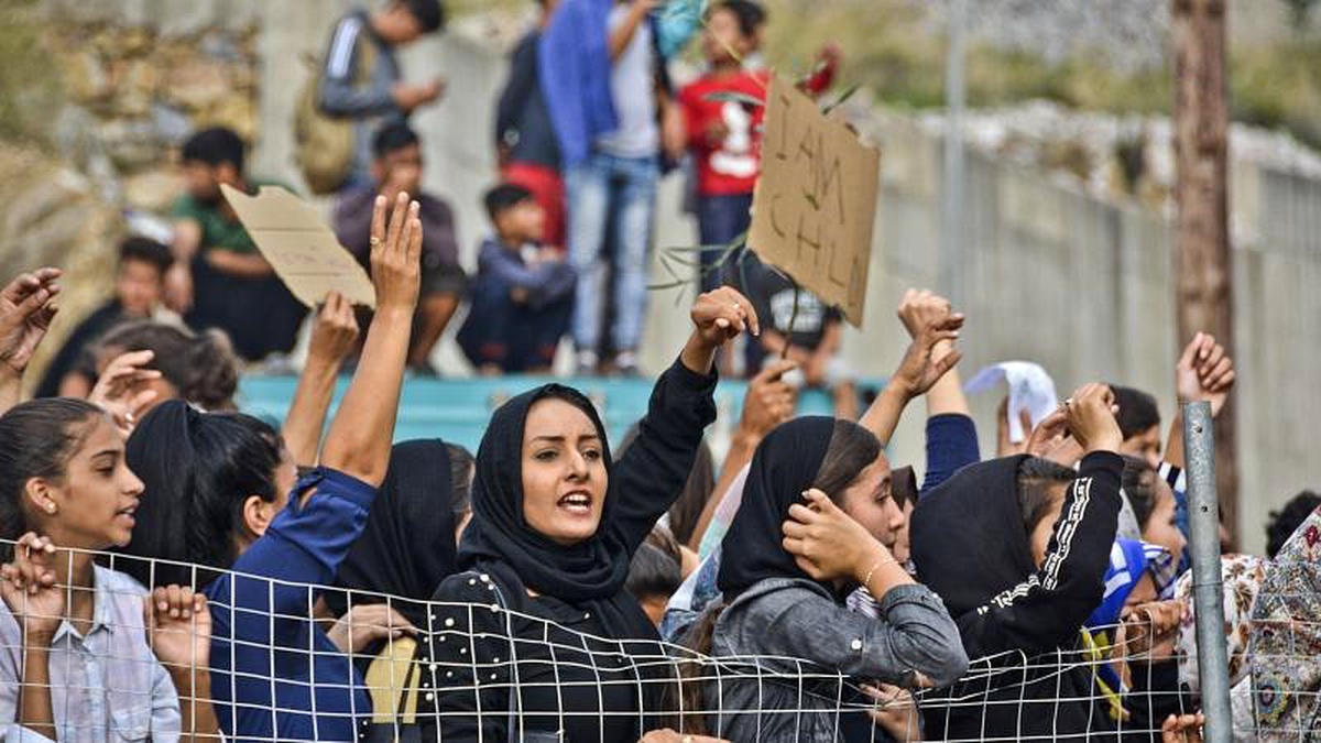 Yunanistan\'ın Sisam Adası\'nda göçmenlerin protestosuna polis müdahalesi