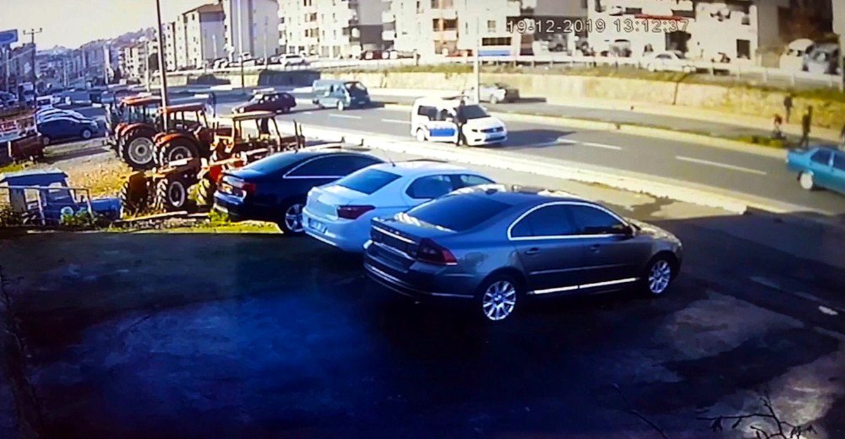 Zonguldak\'ta otomobil yayalara çarpıp karşı şeride geçti: 3 yaralı