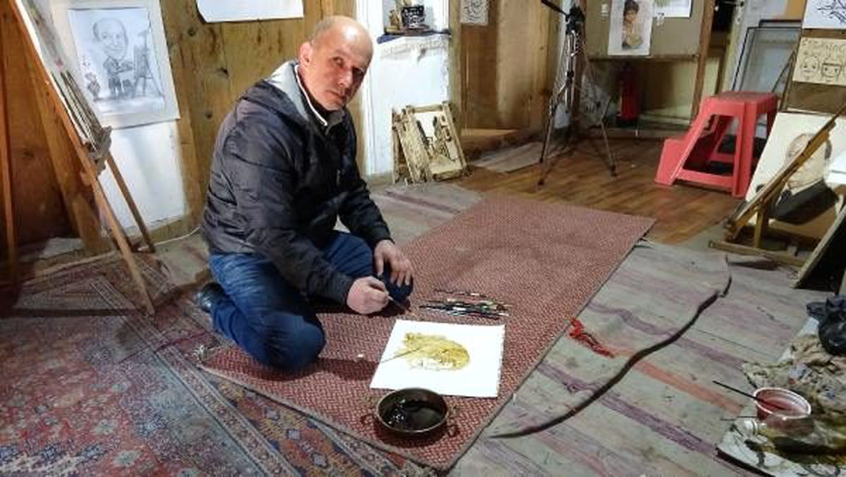 150 yıllık evde boya yerine kahve kullanarak resim yapıyor