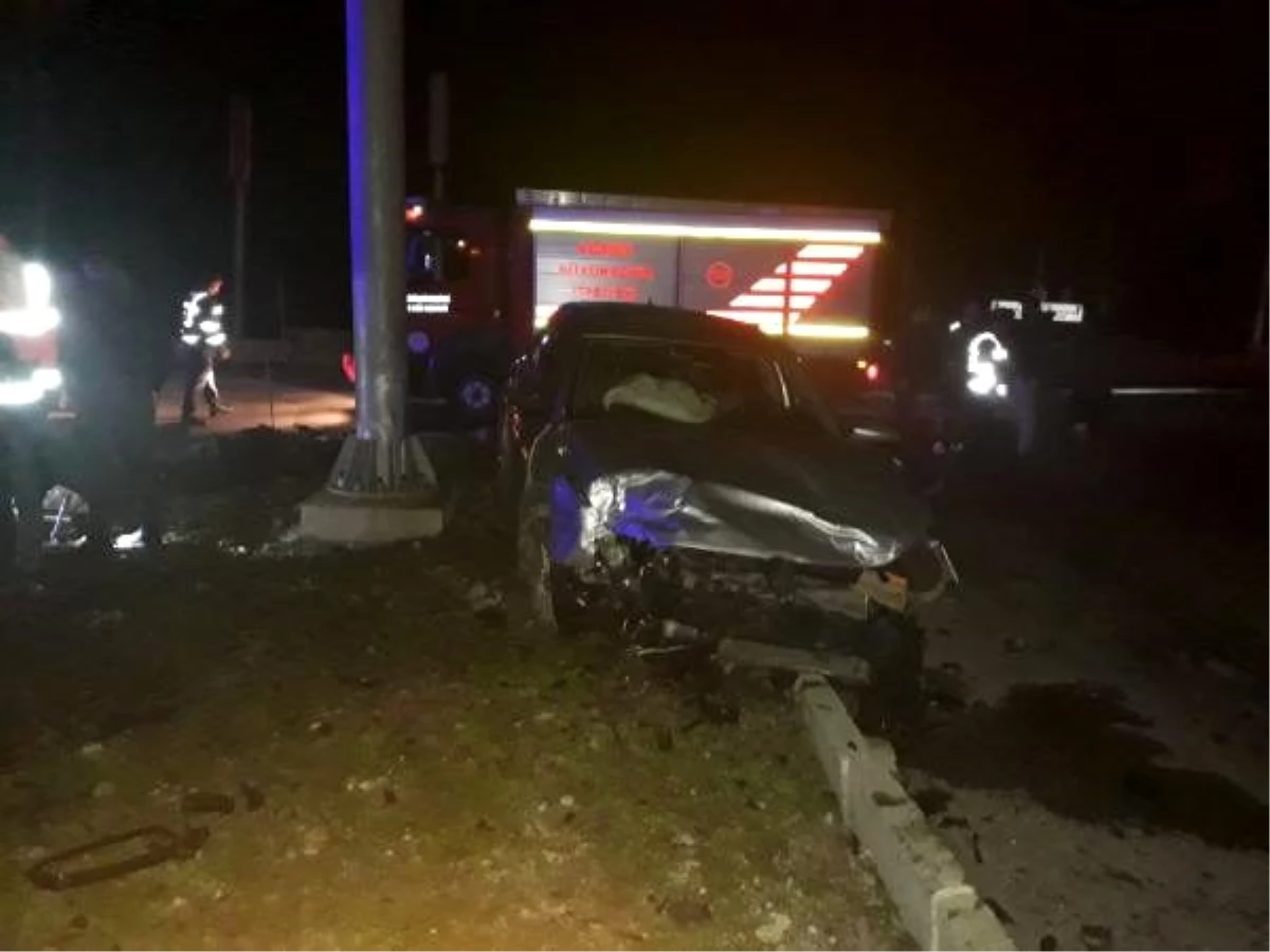 Adana\'da iki otomobil çarpıştı: 1 ölü, 5 yaralı