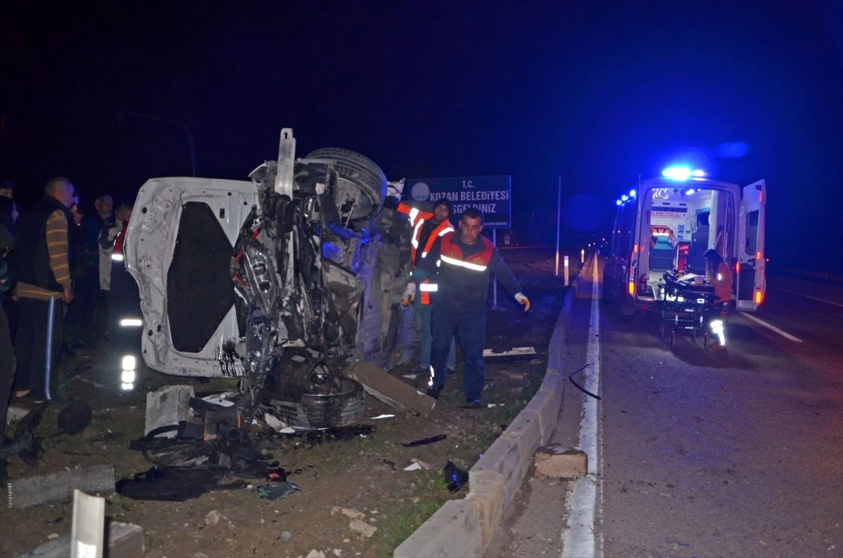 Adana\'da iki otomobilin çarpışması sonucu 1 kişi öldü, 4 kişi yaralandı