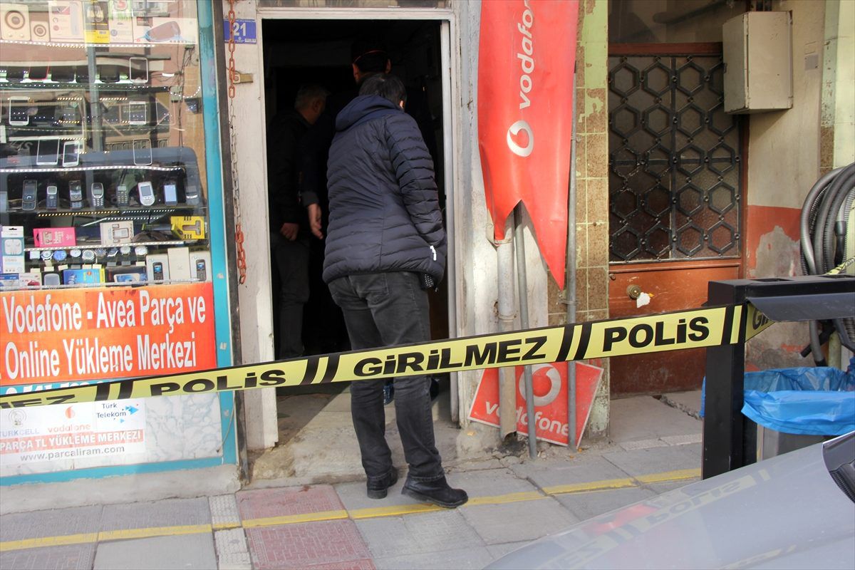 Afyonkarahisar\'da evdeki çuvalda çürümüş erkek cesedi bulundu
