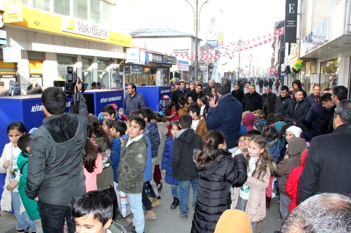 Ağrılı öğrenciler kumbaralarda kitap biriktirecek