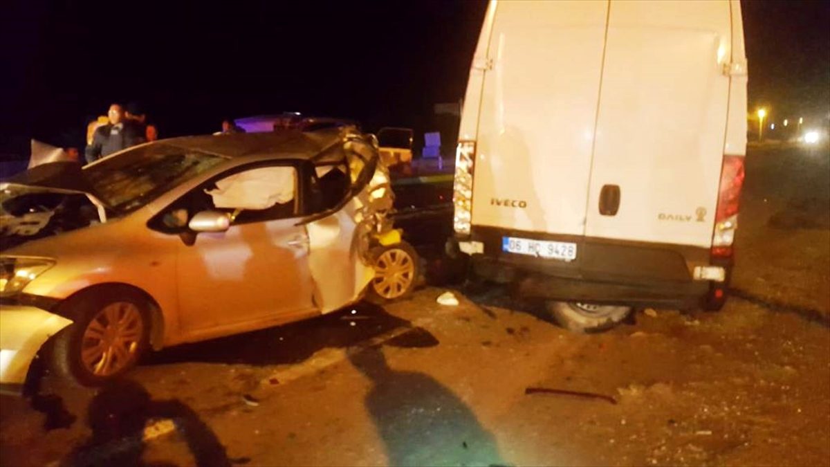 Alkollü sürücünün kullandığı kamyonet, trafik denetimi için bekleyen araçlara çarptı: 6 yaralı