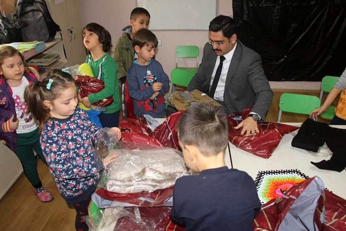 Anaokulu öğrencilerine giysi yardımı