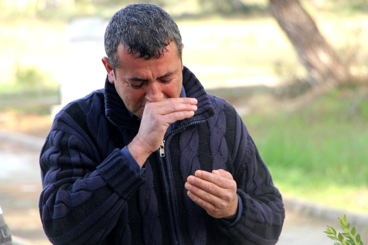Annesinin, babasının, eşinin ve oğlunun öldüğü kazadan üzerine çay dökülmesi sayesinde kurtulmuş