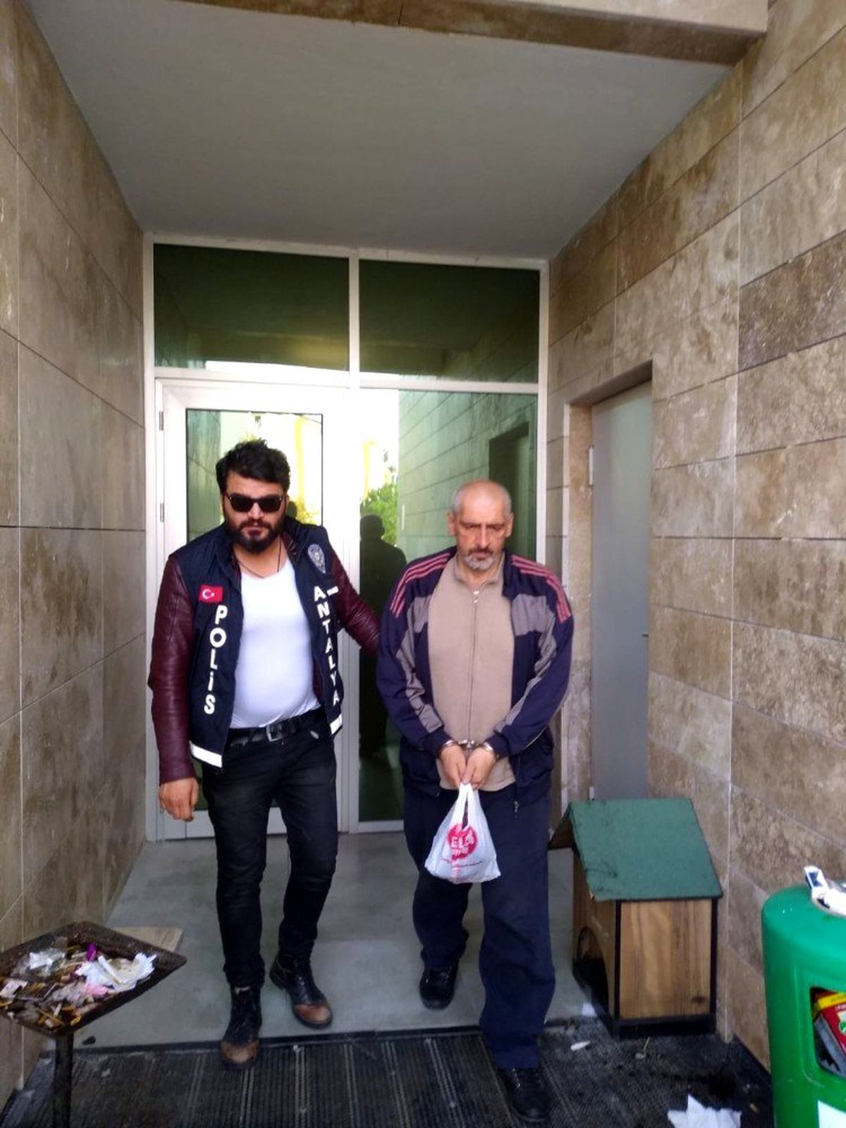 Antalya\'da 4 iş yerinden telefon çalan zanlı tutuklandı