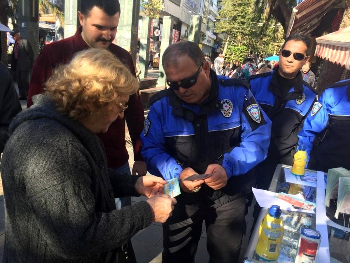 Antalya polisi sahte Milli Piyango ile ilgili vatandaşları bilgilendirdi