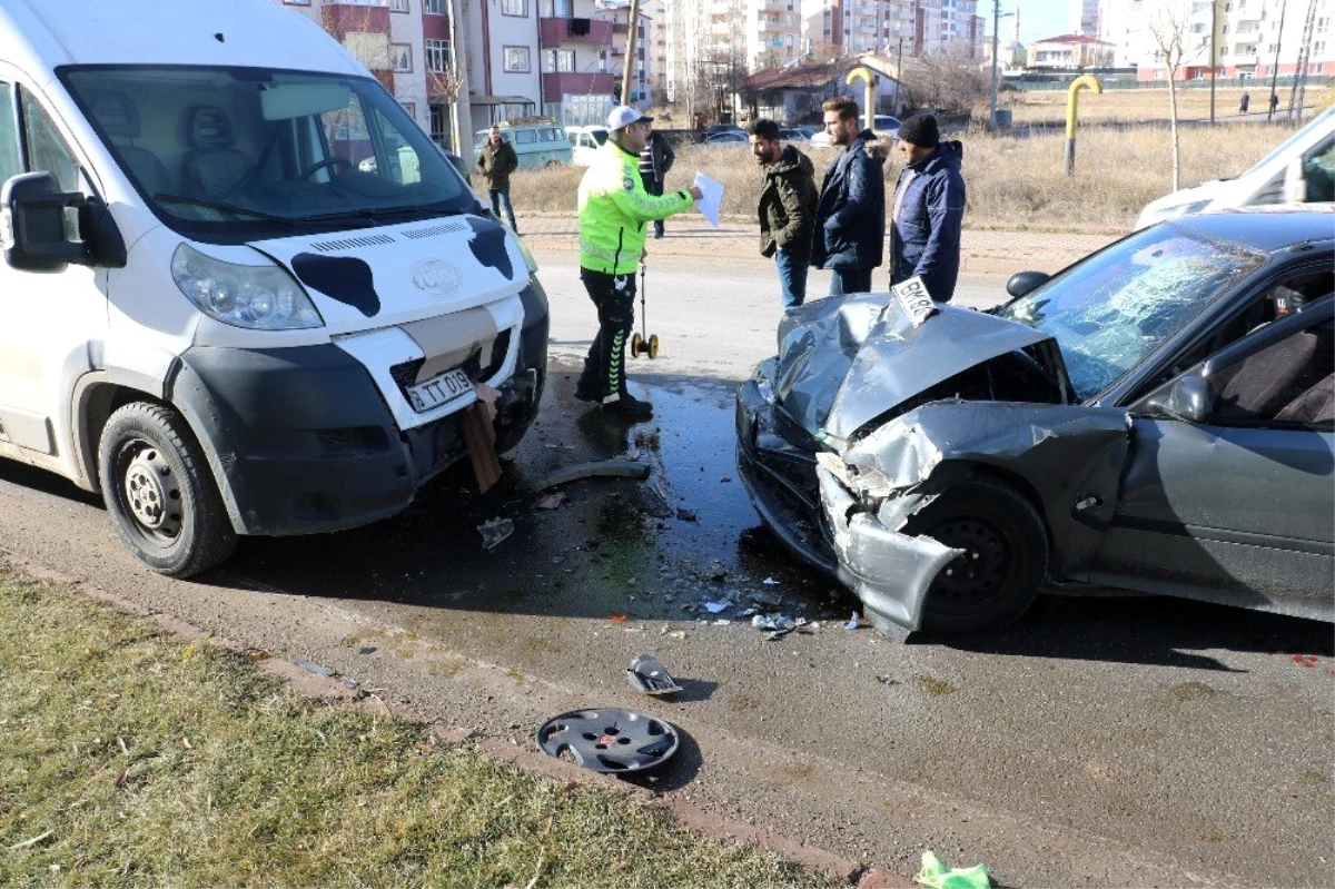 Araçlar kafa kafaya çarpıştı: 2 yaralı