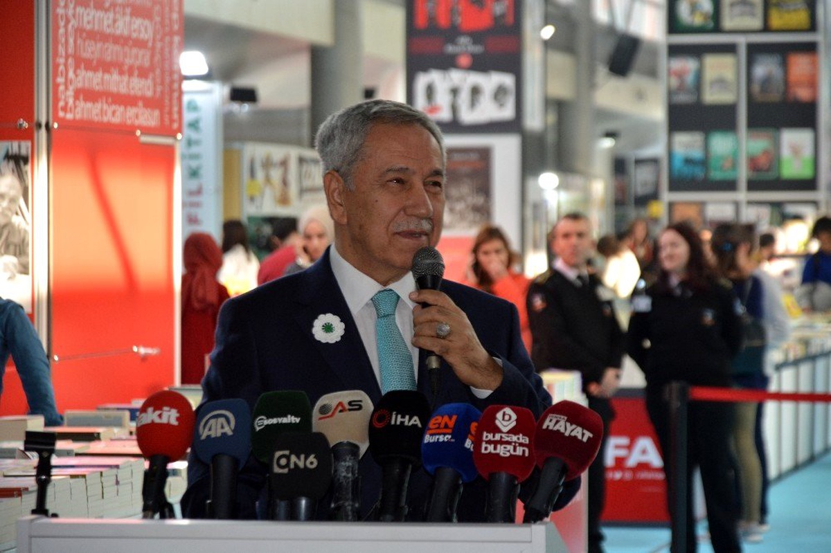 Arınç: "Nobel Edebiyat Ödülü bir haine verilmiştir"