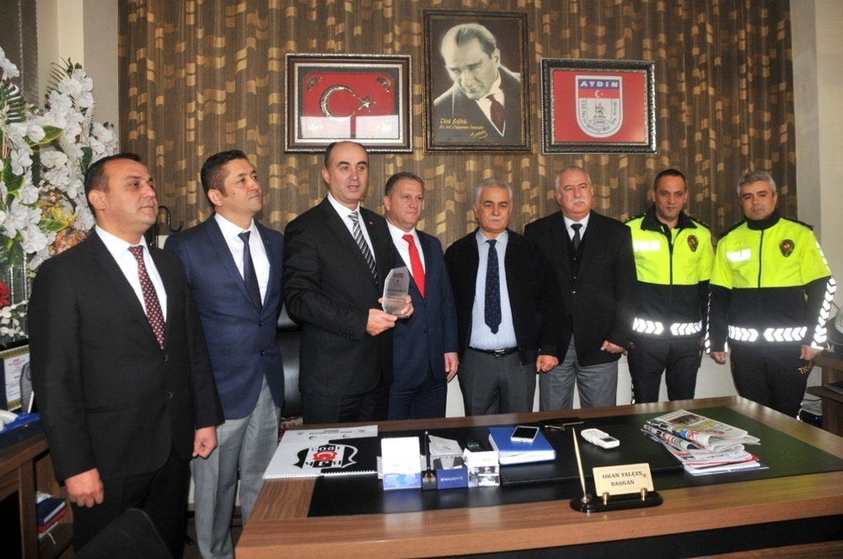 Ayın şoförü ödülünü Emniyet Müdür Yardımcısı Eyipoğlu\'ndan aldı