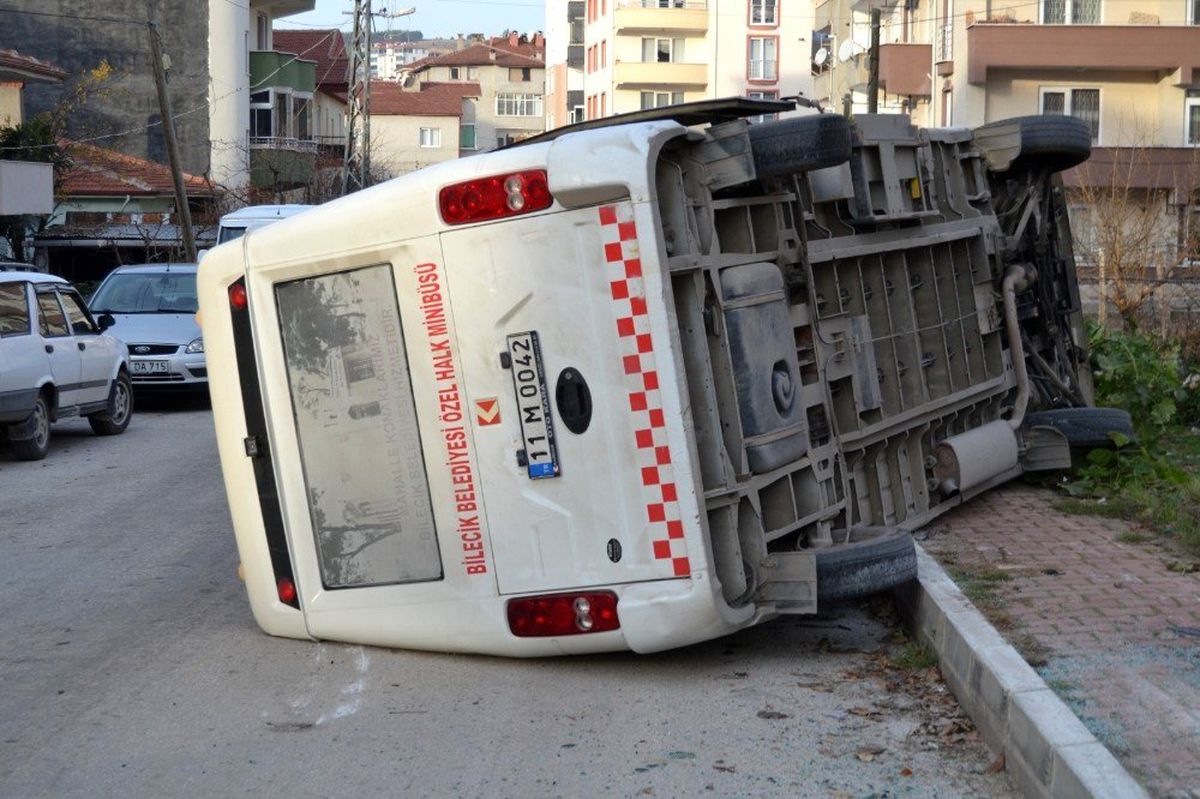 Bilecik\'te yolcu minibüsü devrildi: 2 yaralı