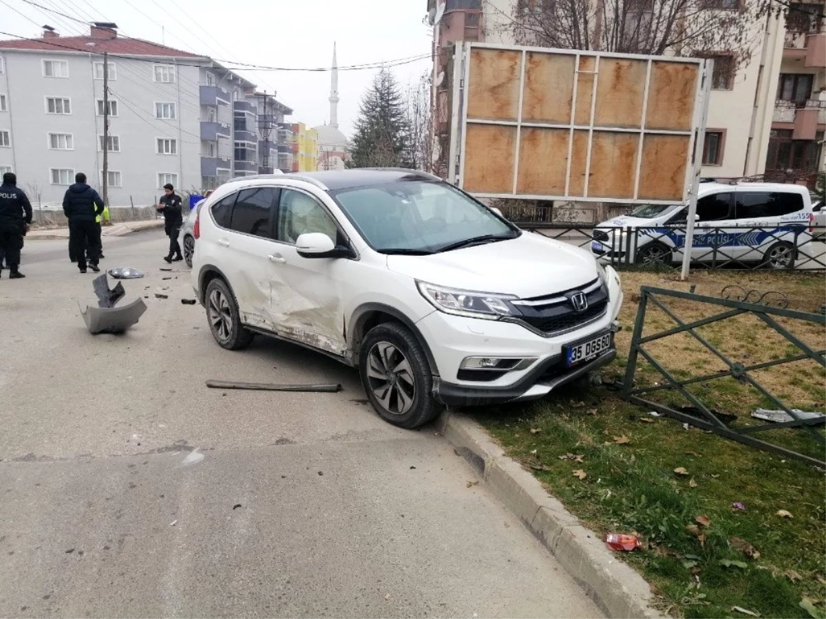 Bozüyük\'te iki otomobil çarpıştı 3 yaralı