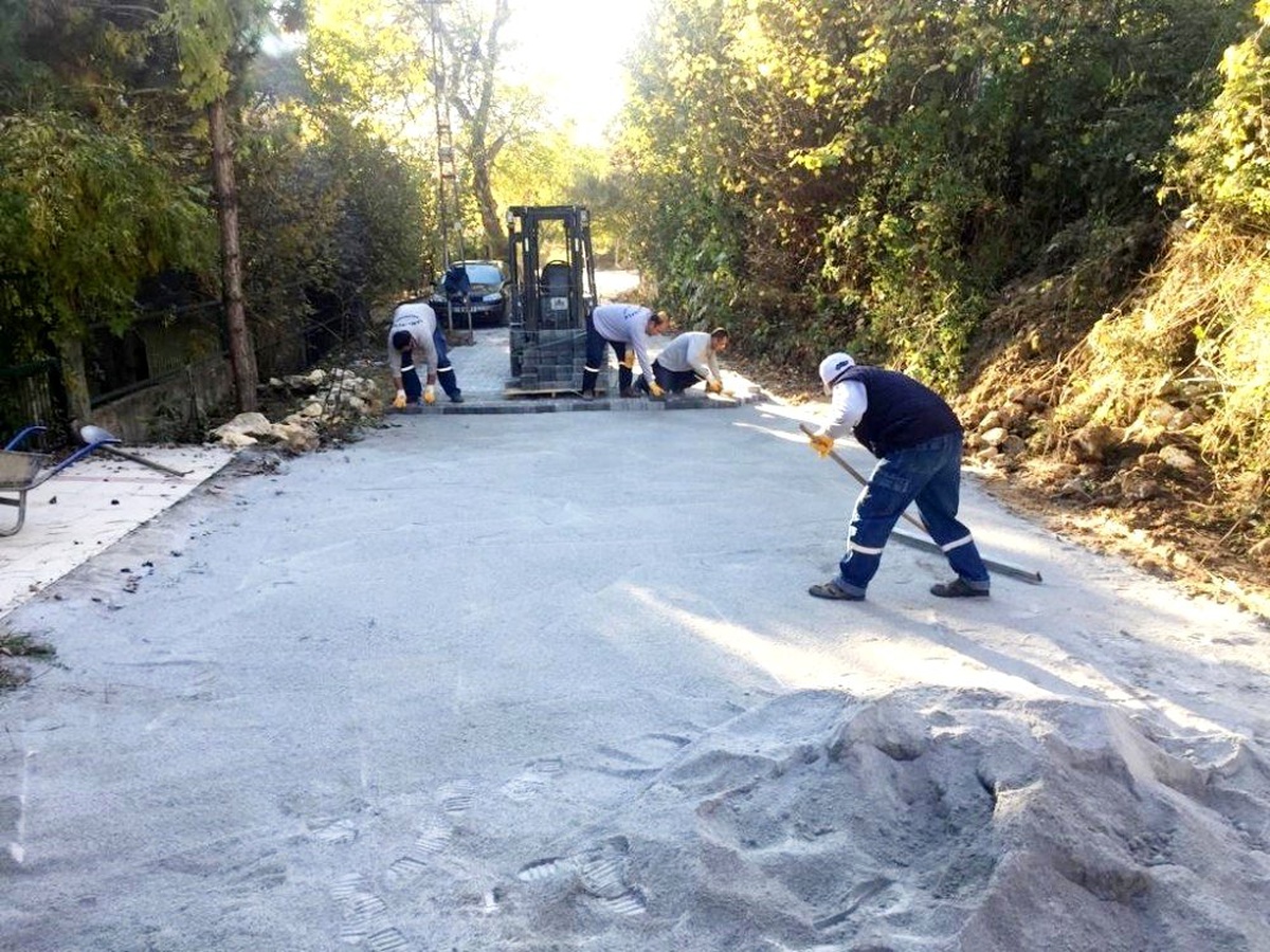 Büyükşehir\'in desteğiyle Çamlıyayla\'da sokaklara kilitli parke taşı döşendi