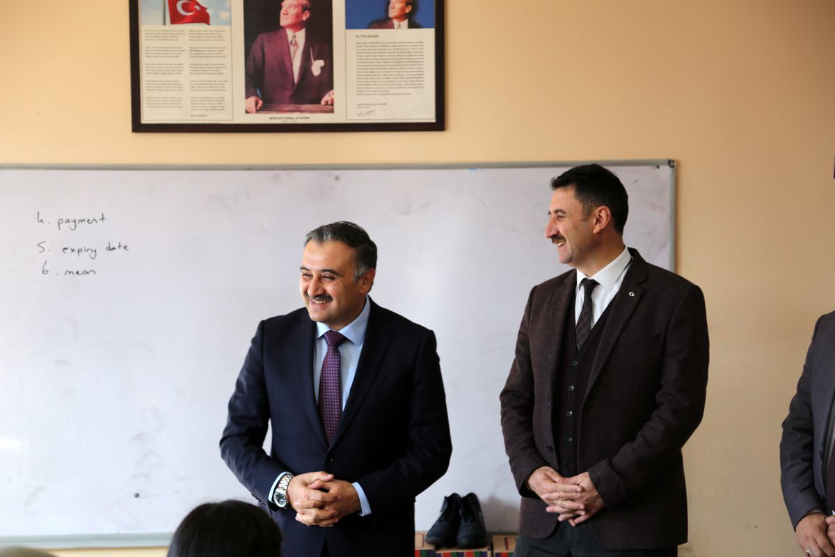Cabbar Başkan öğrencilerle hasbihal edip hediyelerini takdim etti