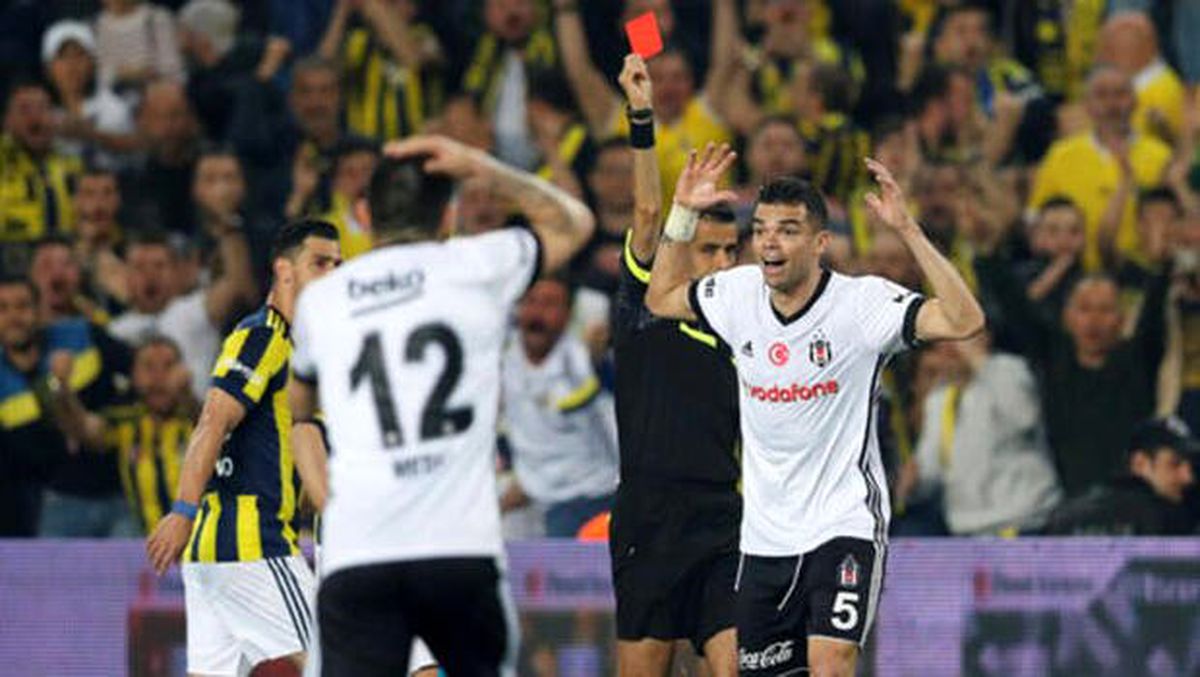 Derbide kartlar havada uçuşuyor! Kadıköy\'deki son 2 maçta 6 kırmızı...