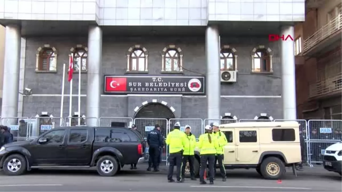 Diyarbakır sur belediye başkanı hdp\'li buluttekin ile 2 meclis üyesine terör gözaltısı