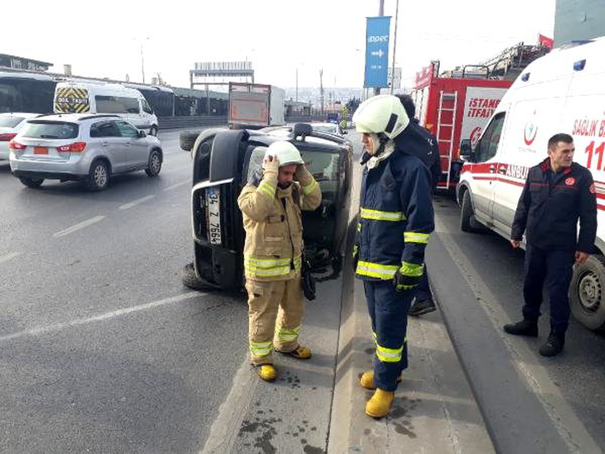Esenyurt\'ta otomobil devrildi, trafik yoğunluğu oluştu
