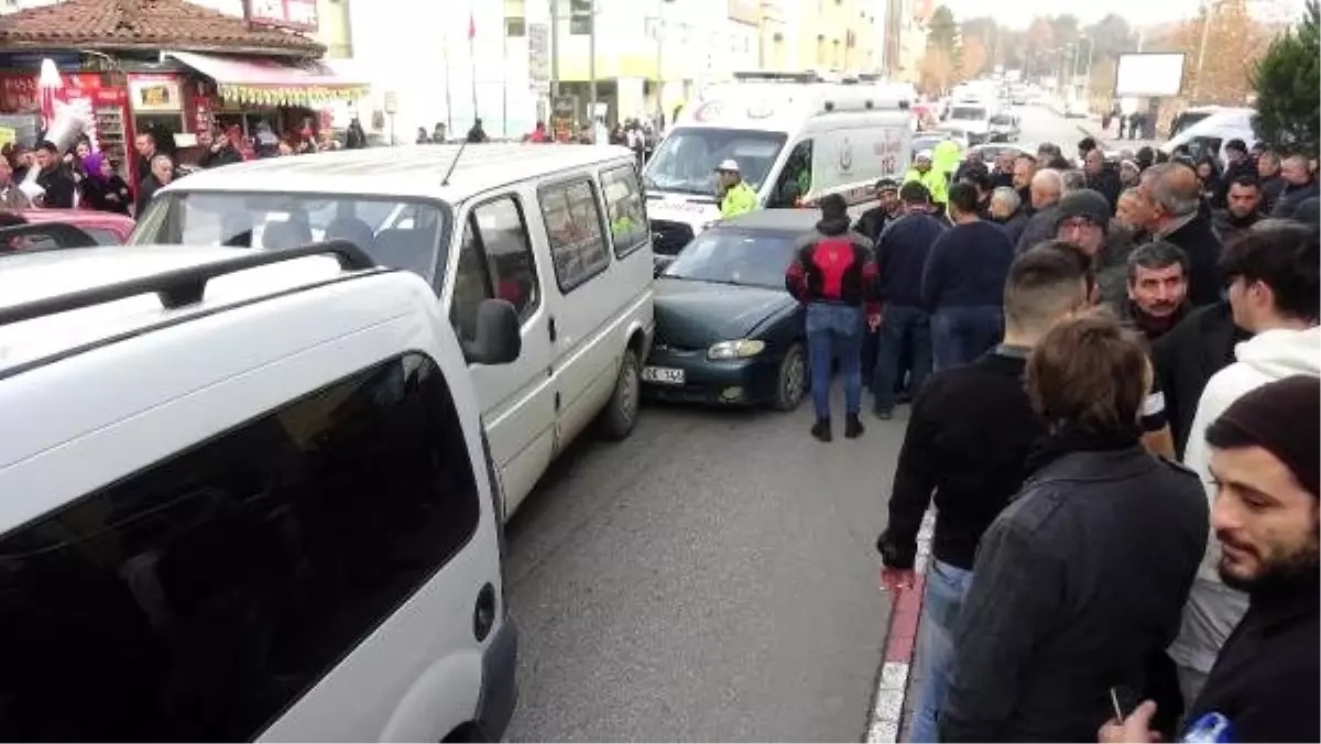 Fenalaşan sürücü, 4 aracın karıştığı zincirleme kazaya neden oldu