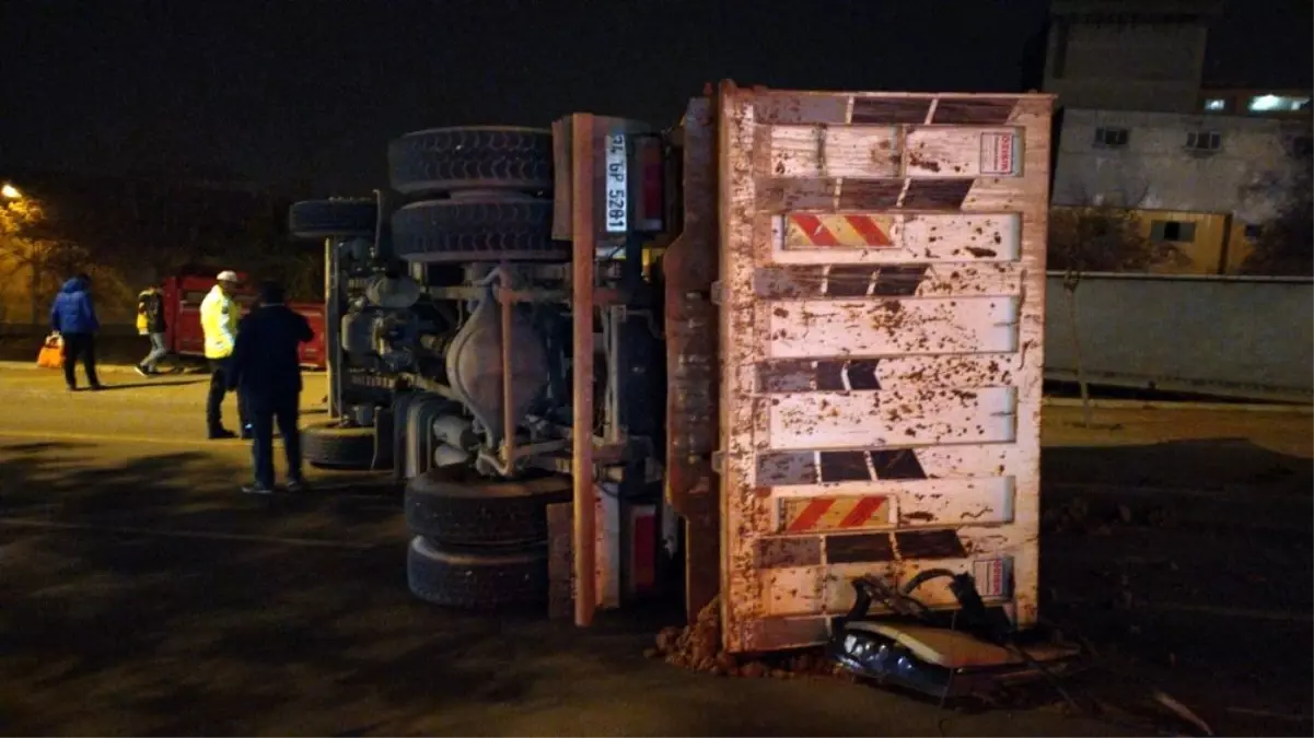 Freni boşalan kamyon otomobili ezdi: 2 yaralı